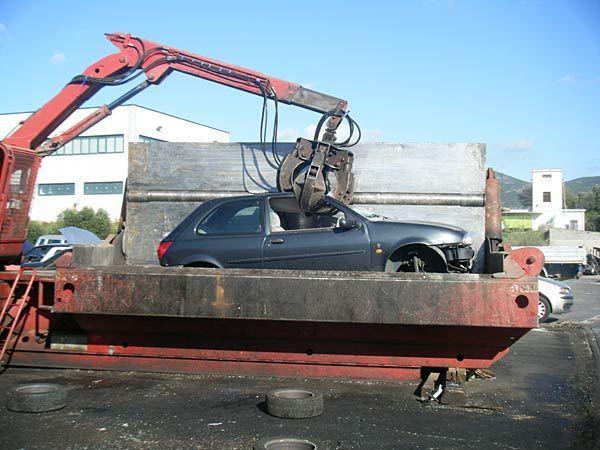 Un'auto durante la demolizione