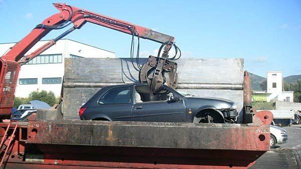 Un'auto durante la demolizione