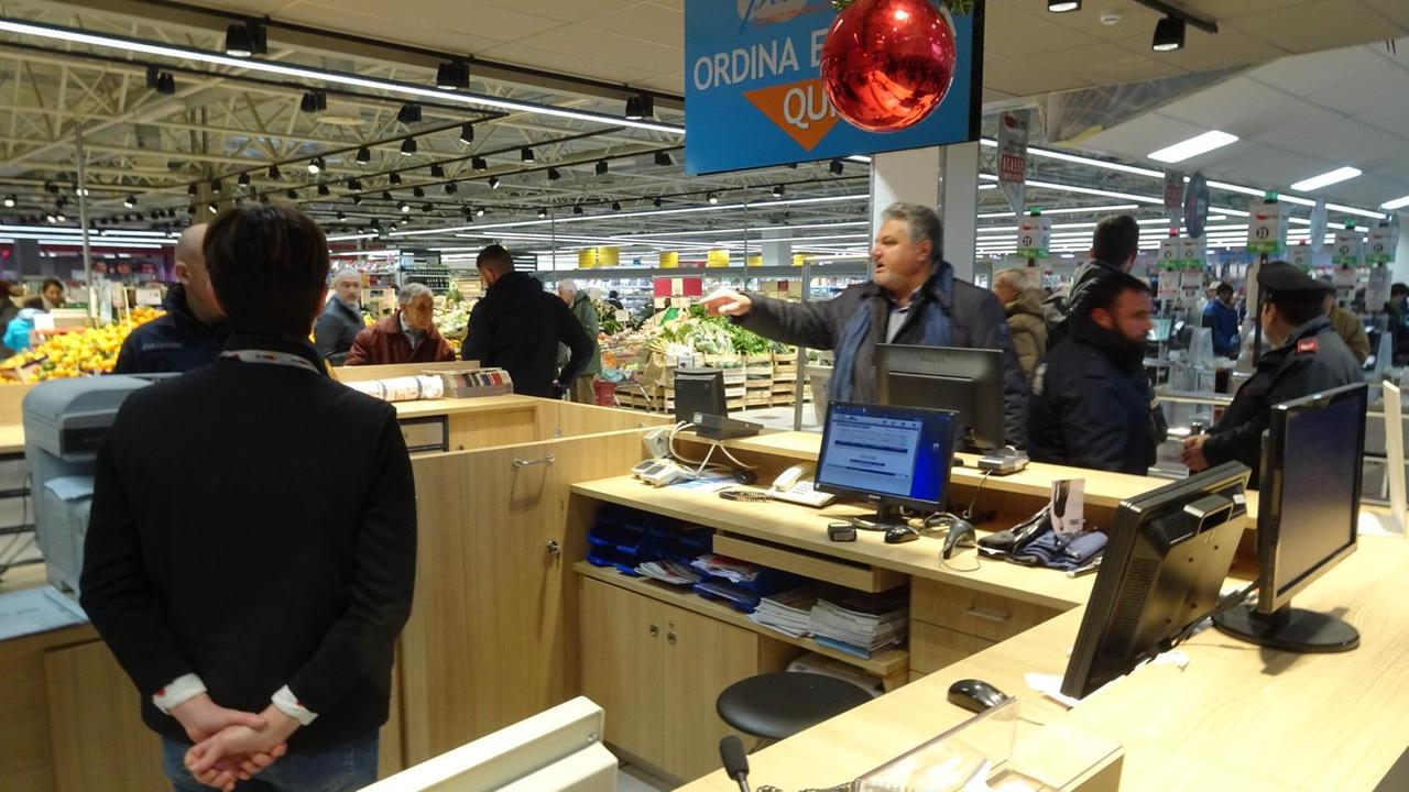 L'interno della Coop di viale Adua