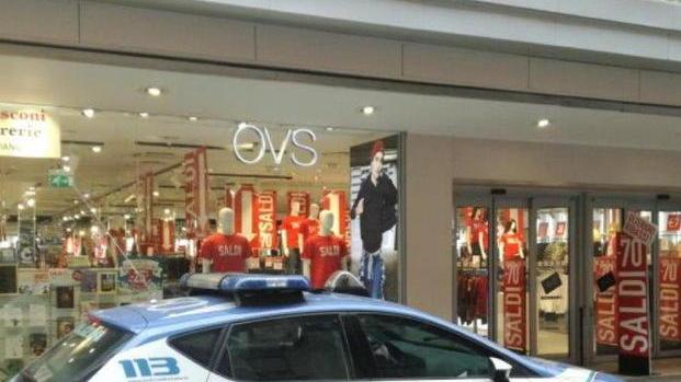 Porta la figlia di 14 anni a rubare jeans e magliette