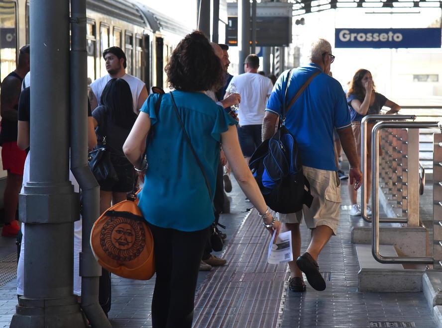 Tratte lunghe in treno, biglietti cari in bus: il disastro dei trasporti pubblici in Toscana 