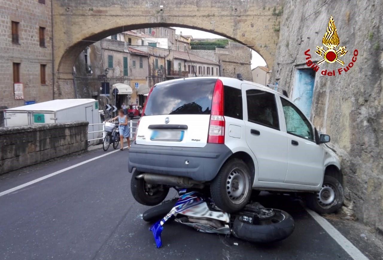 Auto travolge motociclista: due feriti