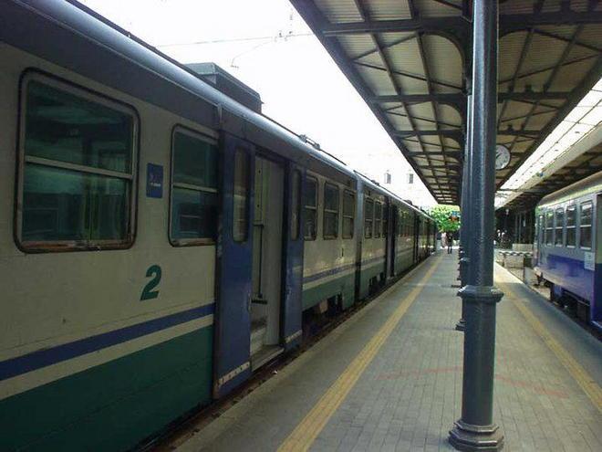 Treni nel caos per quasi due ore In ritardo i convogli per la Garfagnana 