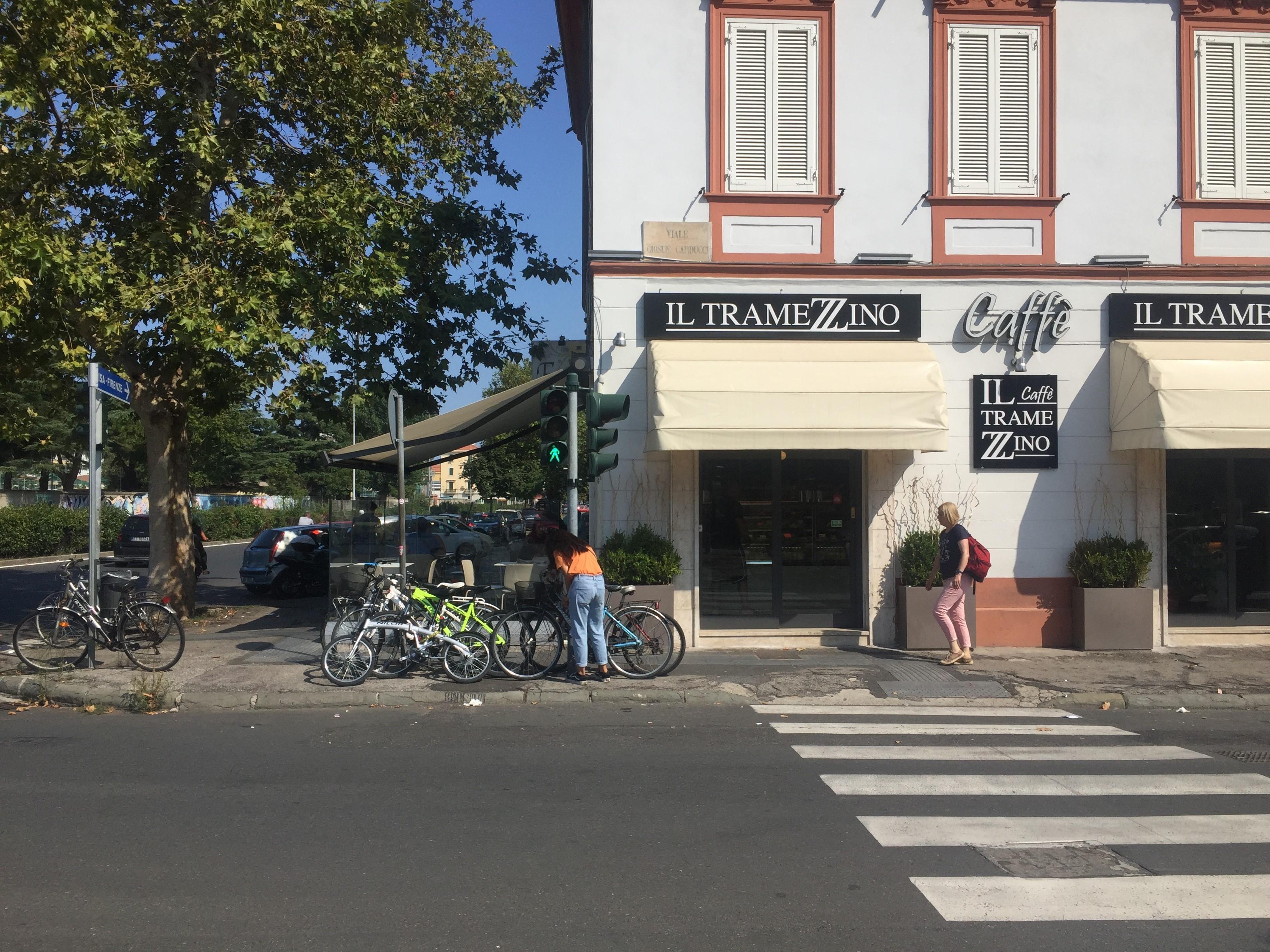 Il bar Tramezzino all'incrocio fra viale Carducci e viale Ippolito Nievo