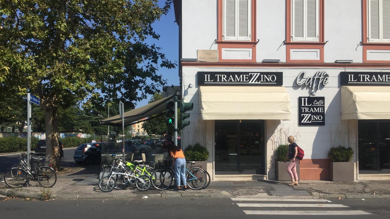 Il bar Tramezzino all'incrocio fra viale Carducci e viale Ippolito Nievo
