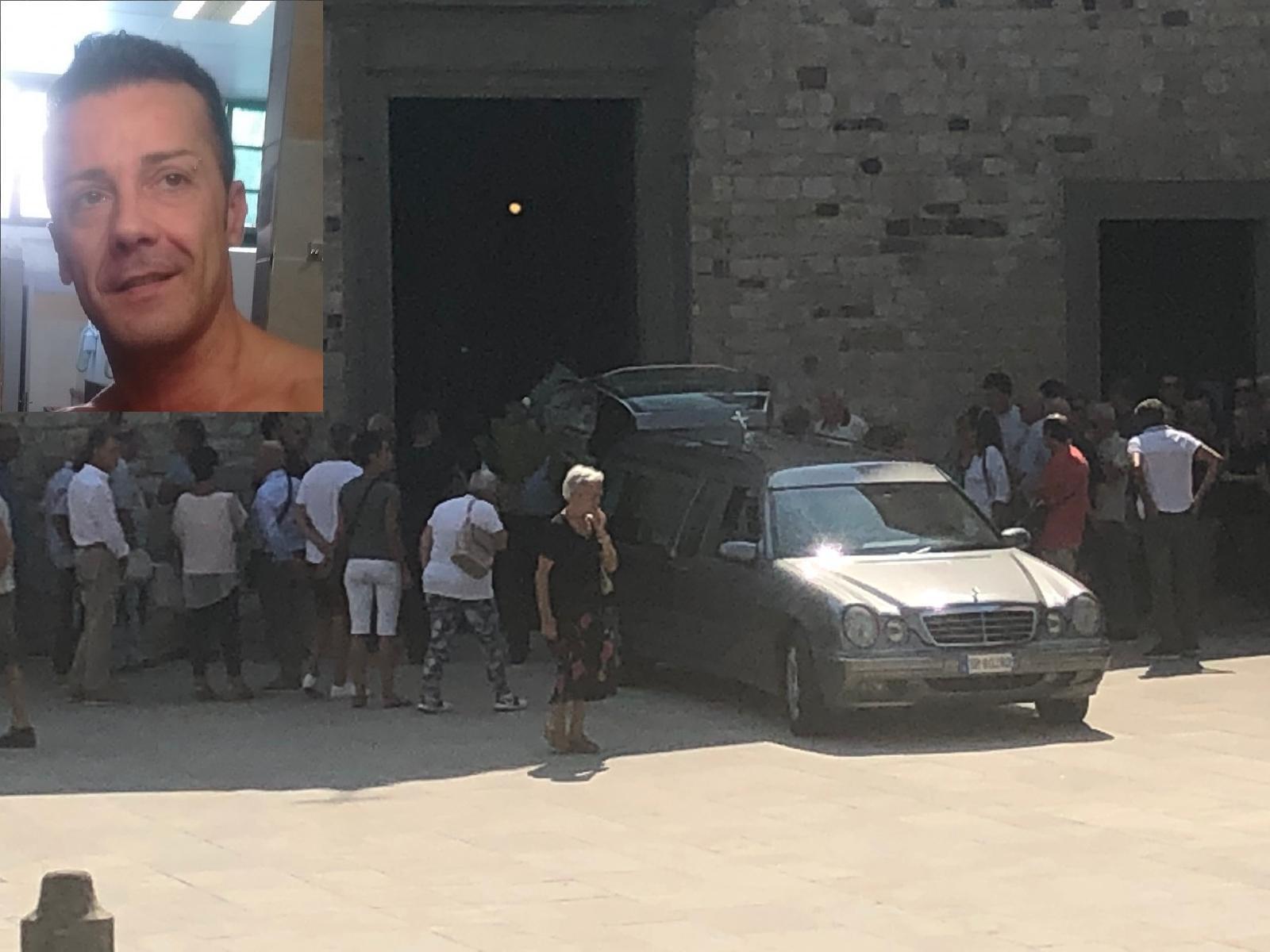 Il funerale a San Piero a Sieve e, nel riquadro, Giancarlo Pesci