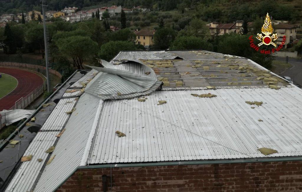 Il tetto del palazzetto dello sport scoperchiato
