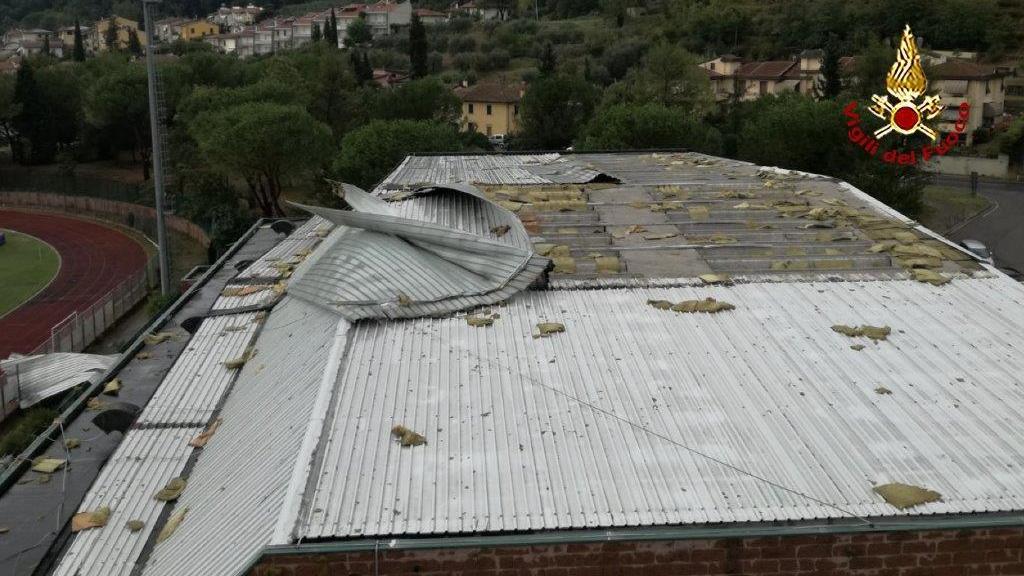 Il tetto del palazzetto dello sport scoperchiato