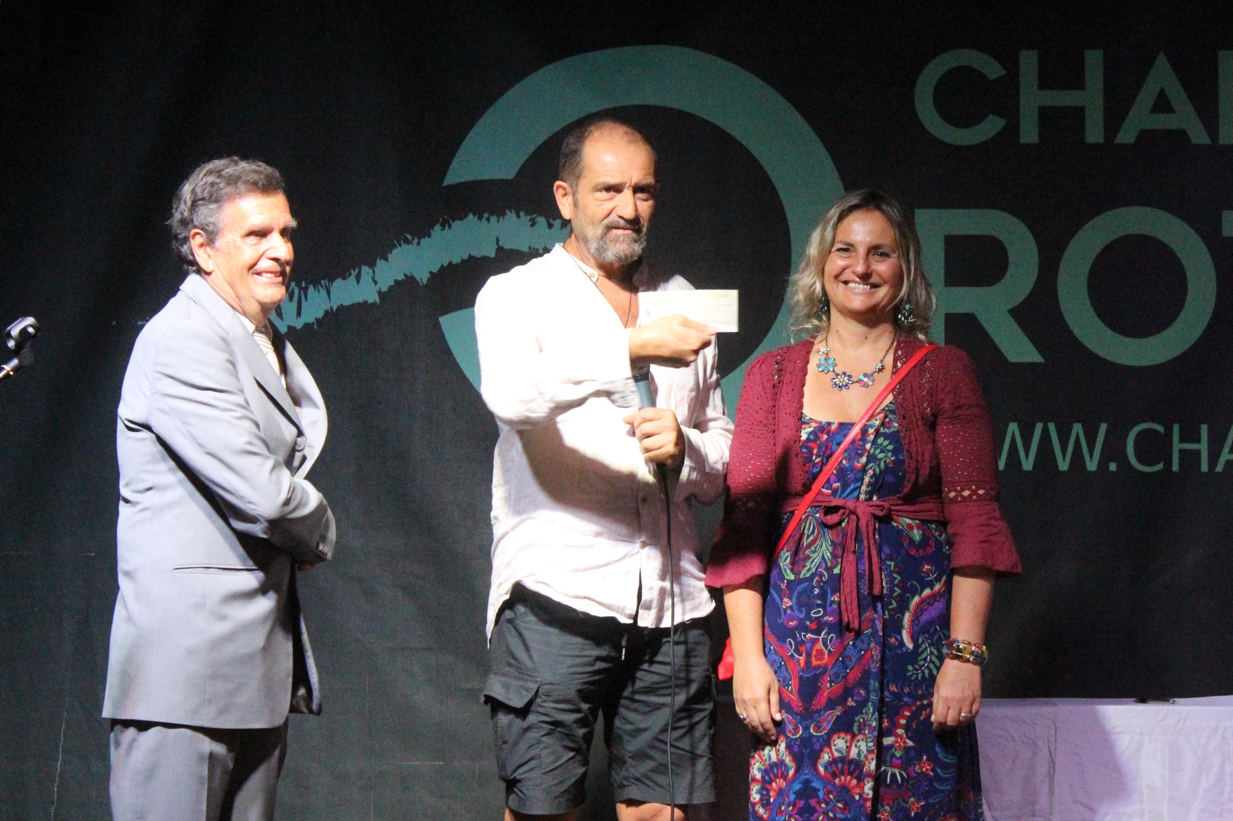 Gli organizzatori e l'assessora premiano Riccardo Chirici