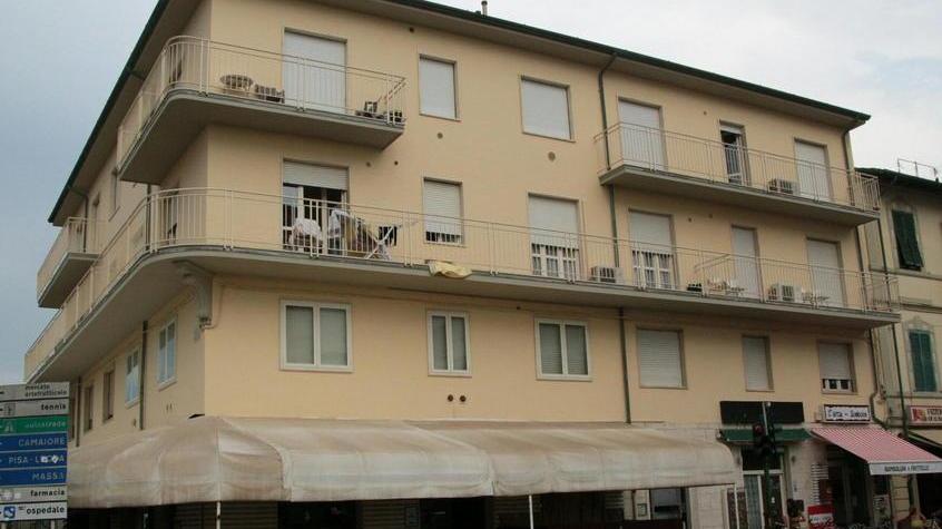 Undici persone senza la doccia: sgomberato a Lido un appartamento