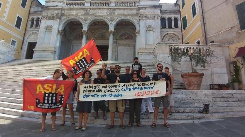 Sfrattati dalla Curia, il sindacato ottiene un incontro