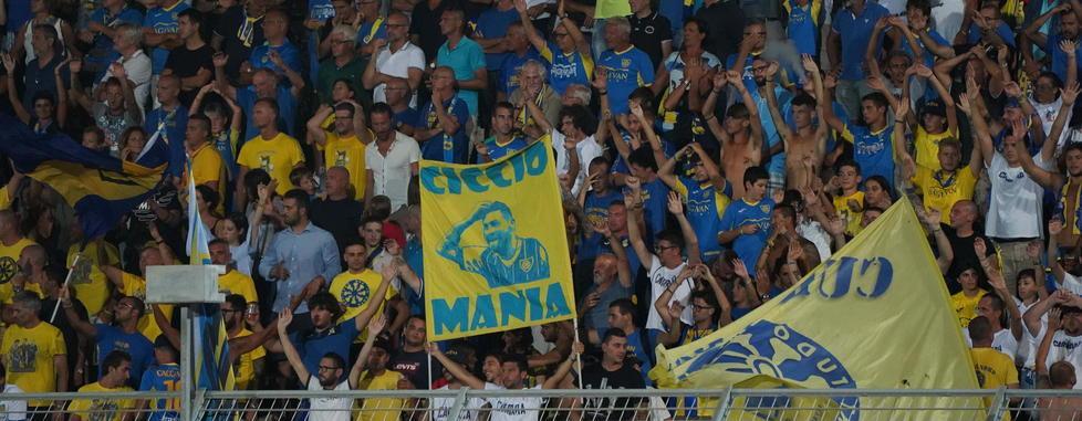Oltre seicento cuori azzurri tra cori, salti e incitamento