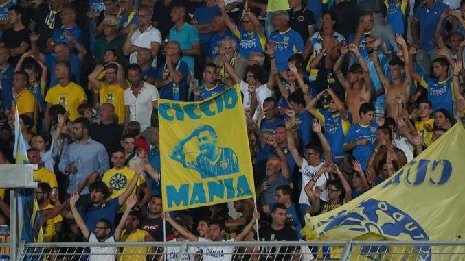 Oltre seicento cuori azzurri tra cori, salti e incitamento
