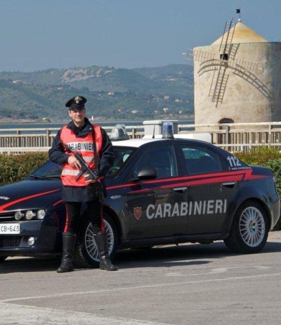 Borsello, motori marini e locandina dei giornali Fine settimana di furti