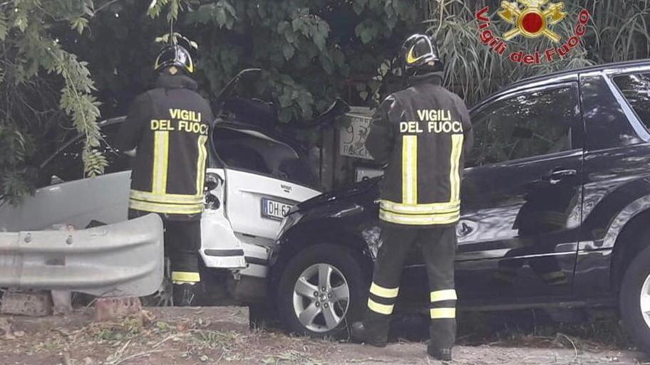 Auto urtata finisce nel fosso