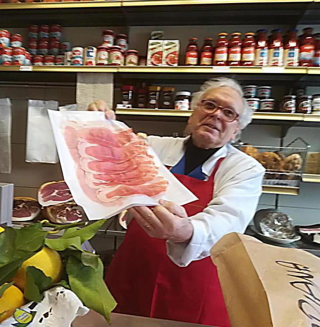 «Siamo in pensione ma non faremo la spesa nei grandi supermercati: i negozi sono per la gente»