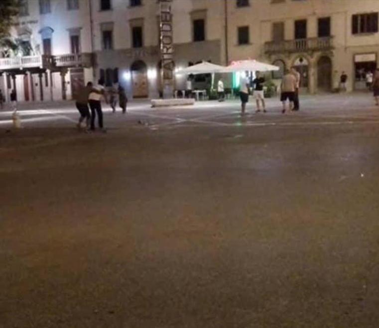 Orario ridotto per la rissa in piazza però il locale sta “sforando” i limiti 