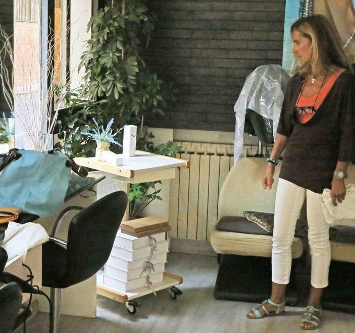 Razzia nel negozio di parrucchiera in pieno centro a Ferrara, furto da migliaia di euro 