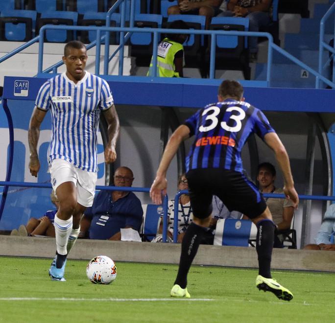 Igor affronta Hateboer durante Spal-Atalanta