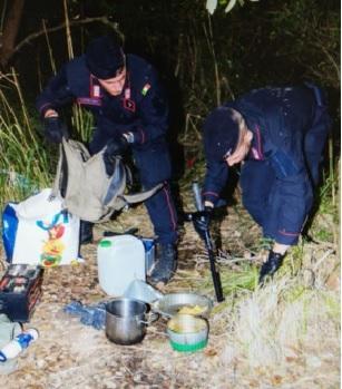 La zona del bivacco scoperta dai carabinieri