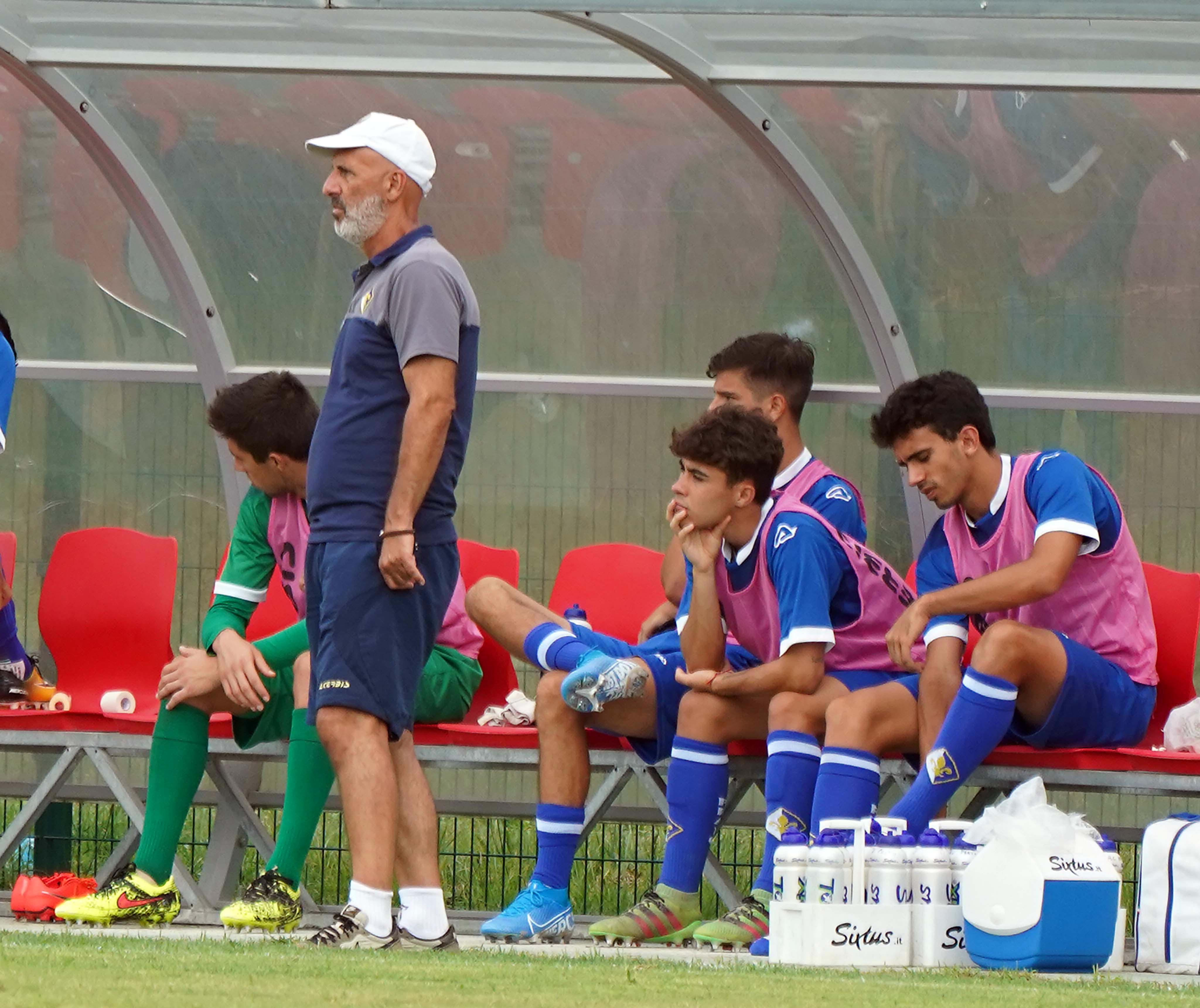 Mister Vincenzo Esposito davanti alla panchina dei biancazzurri
