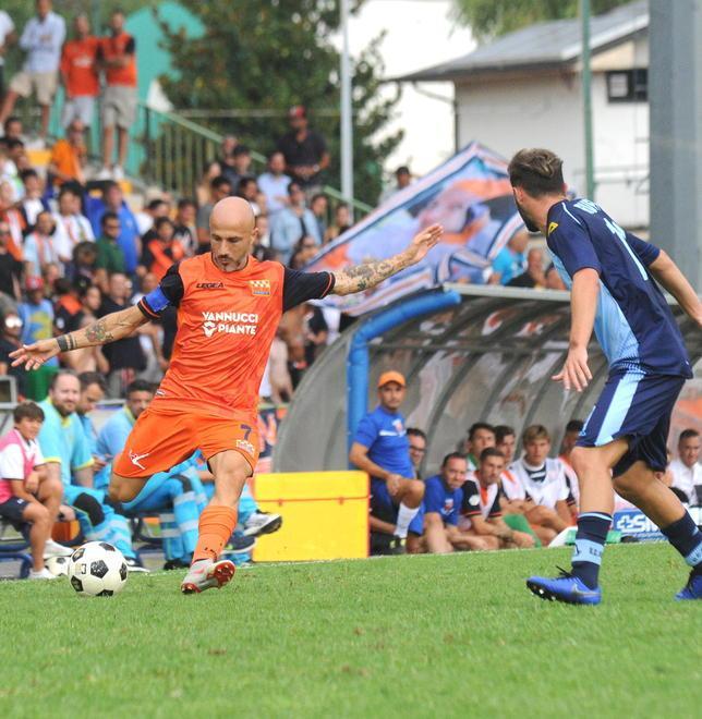 Francesco Valiani al cross durante il match contro l'AlbinoLeffe (Foto Gori)