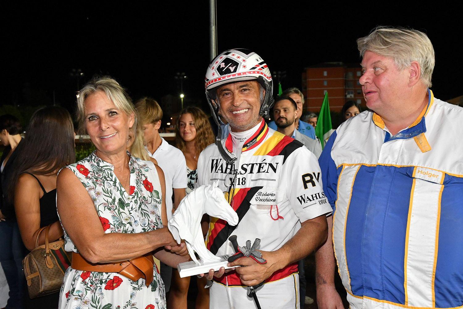 Il driver Roberto Vecchione premiato per il successo che ha entusiasmato il Sesana (foto Rosellini)