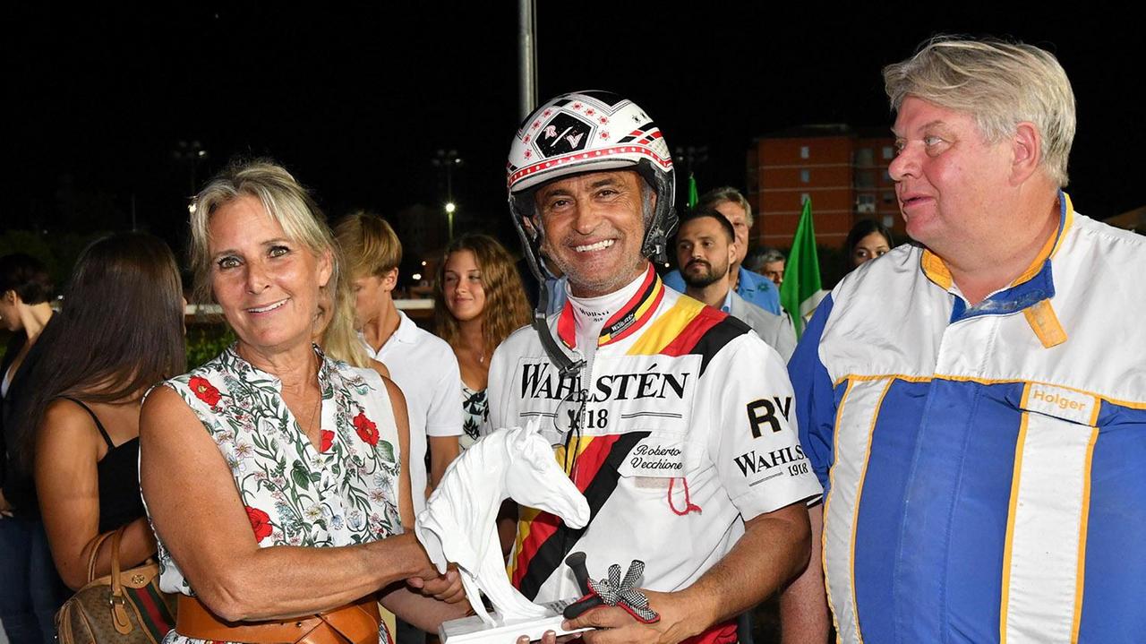 Il driver Roberto Vecchione premiato per il successo che ha entusiasmato il Sesana (foto Rosellini)