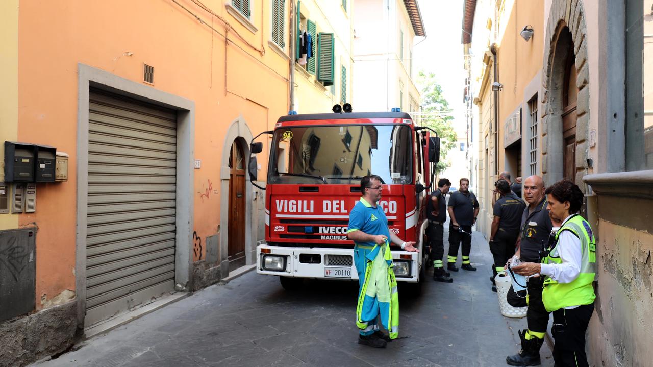 L'intervento dei vigili del fuoco e della Misericordia davanti alla biblioteca Fucini (foto Sestini)