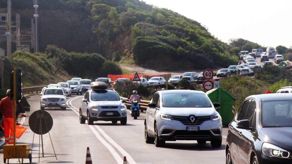 Le code ieri sul Romito dove sono stati necessari alcuni lavori di messa in sicurezza del ponte ferroviario di Calafuria (Salvini Pentafoto)