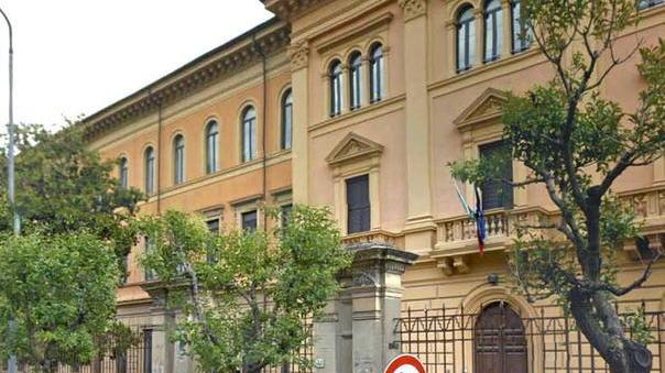 Colleziona 5 denunce in poche ore, poi viene arrestato per furto: è già libero