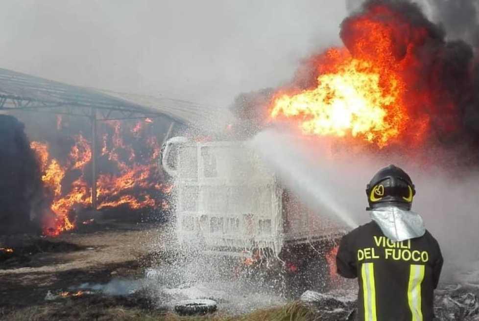 Un vigile del fuoco al lavoro