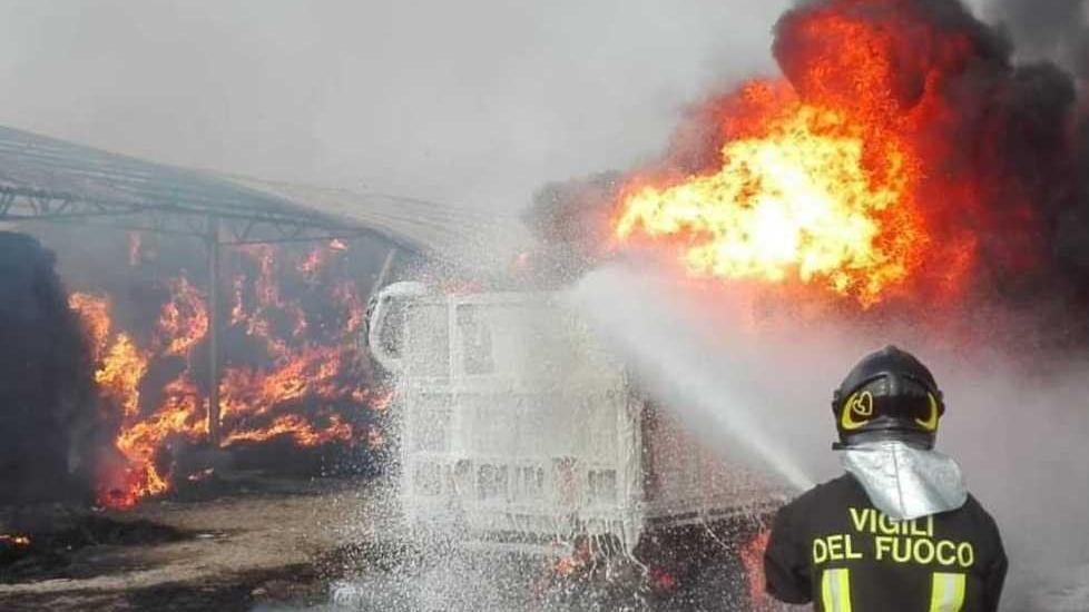 Un vigile del fuoco al lavoro