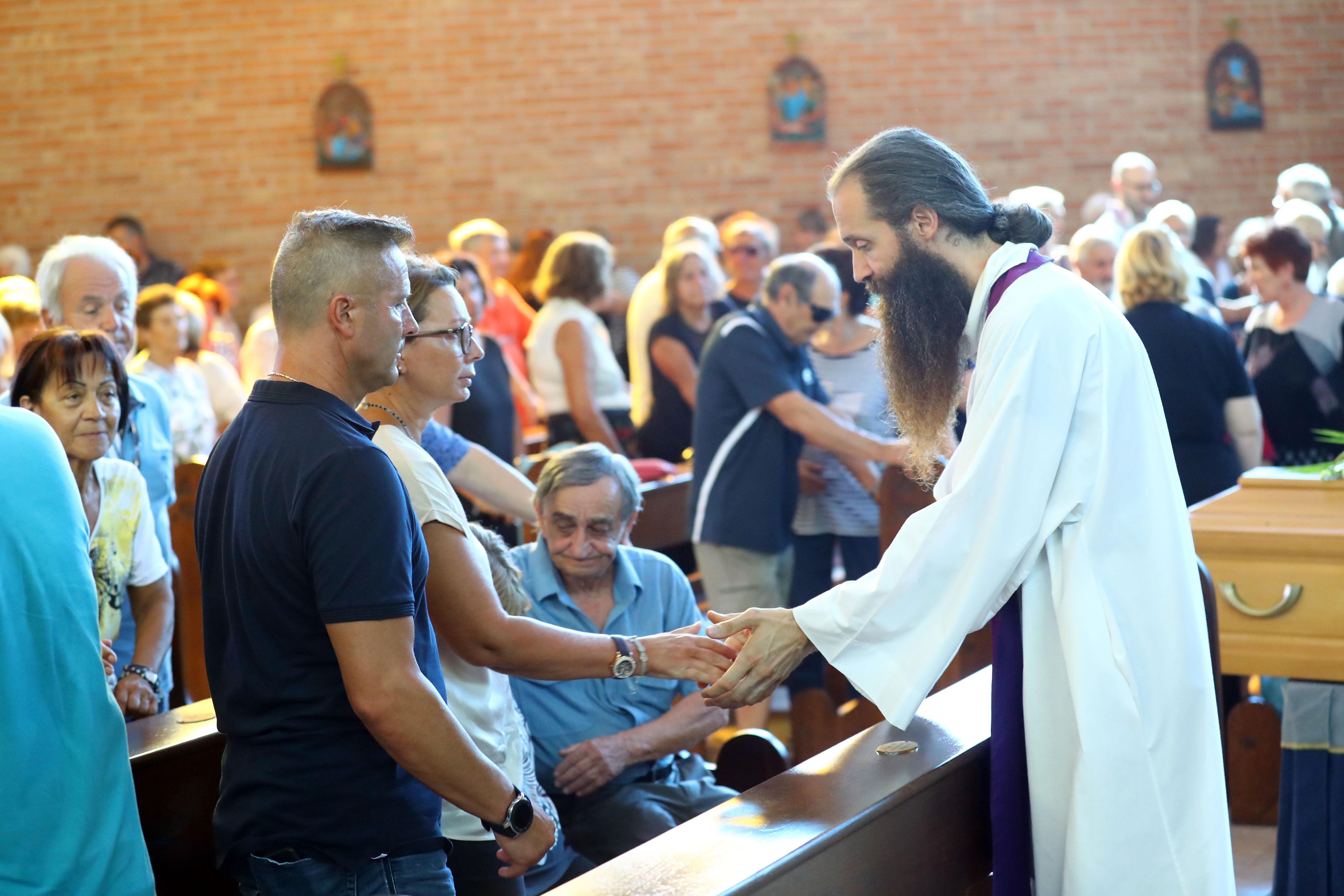 Volano affranta saluta il giovane padre morto a 46 anni