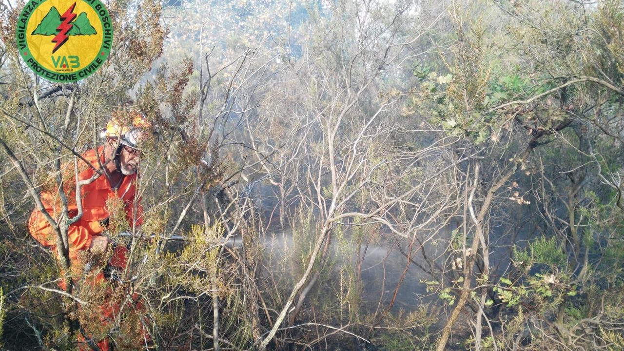 Un volontario della Vab impegnato a spegnere l'incendio
