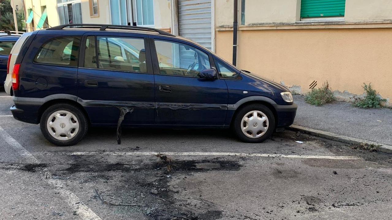 L'auto vicina a quella bruciata (foto Riccardo Repetti/Pentafoto)