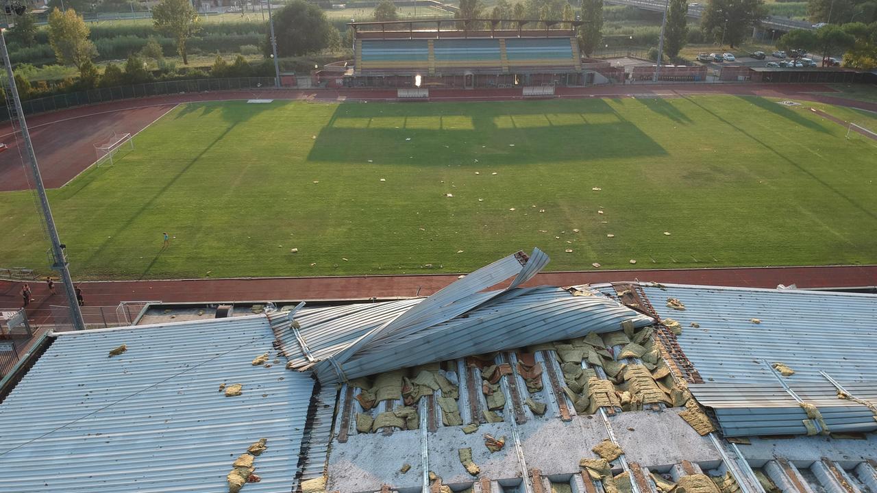 I danni al tetto del palazzetto dello sport di Montelupo