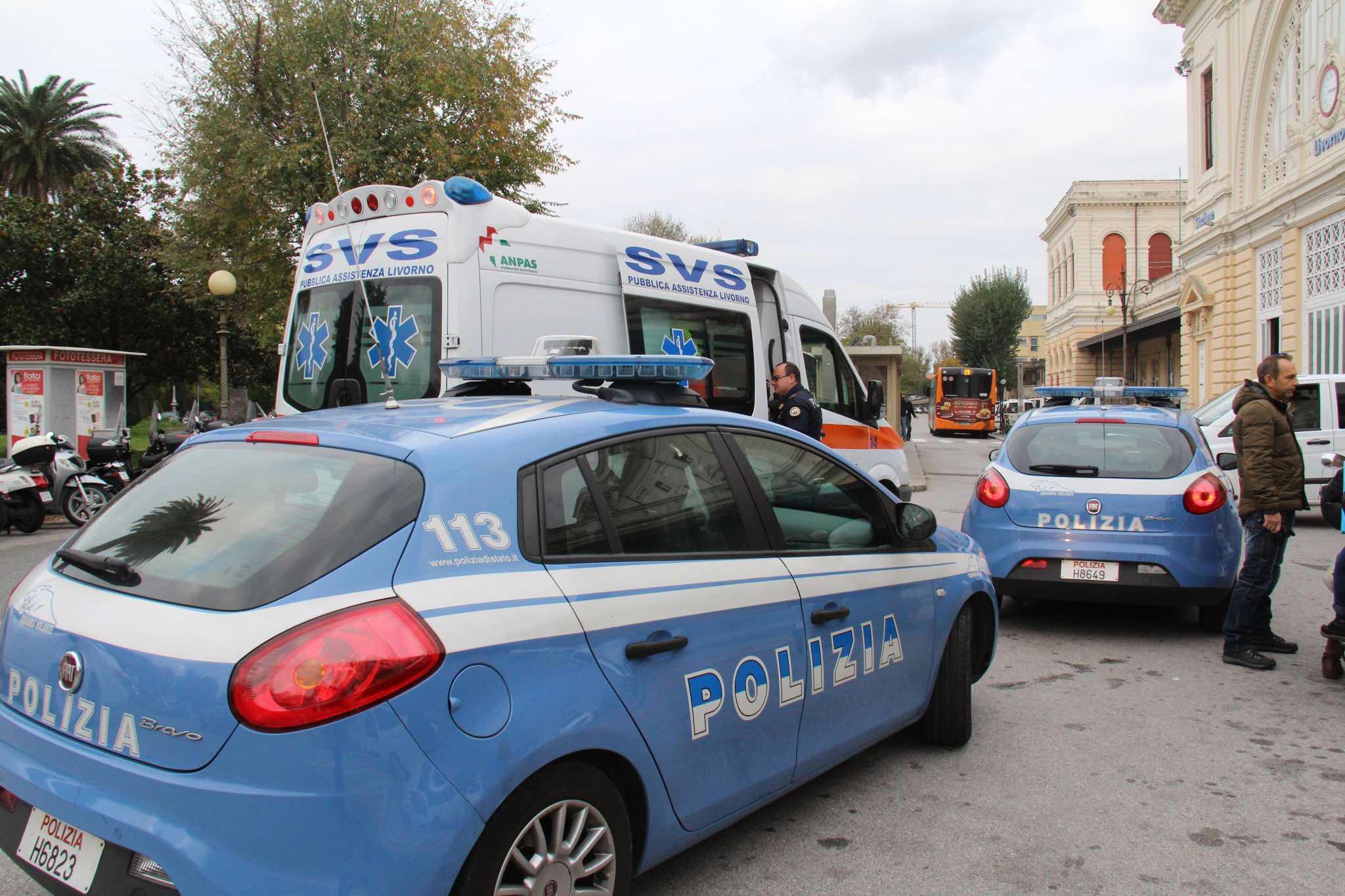 Le volanti della polizia di Stato alla stazione di Livorno (foto d'archivio)