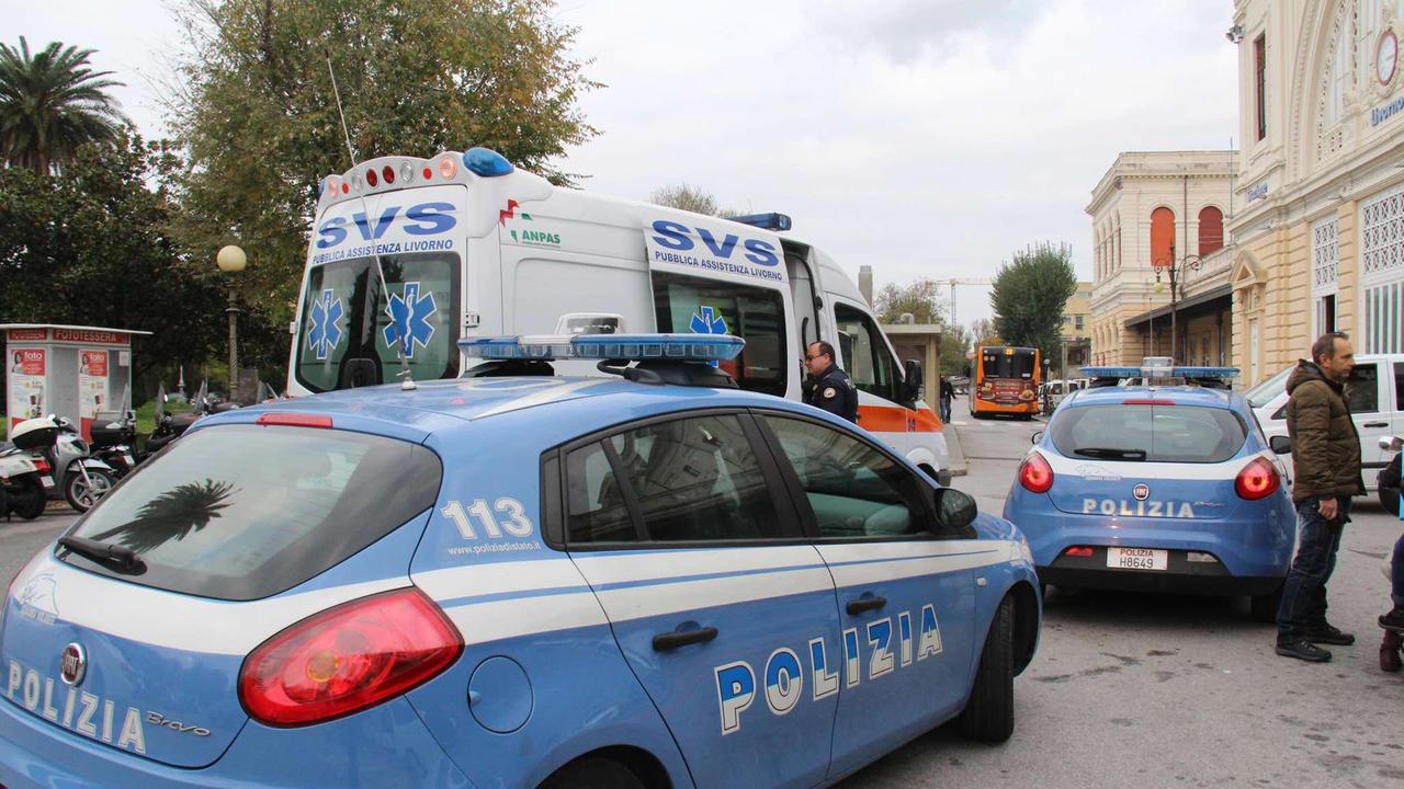 Le volanti della polizia di Stato alla stazione di Livorno (foto d'archivio)