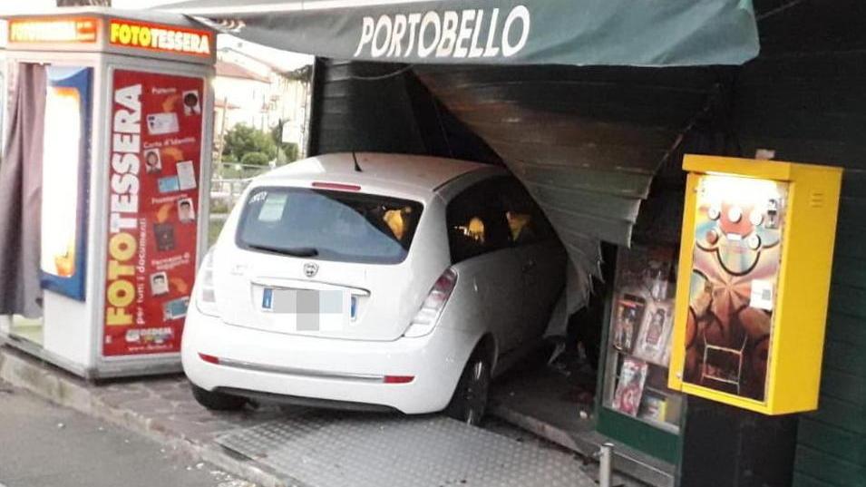 L'edicola distrutta dalla Lancia Ypsilon (Foto Franco Silvi)