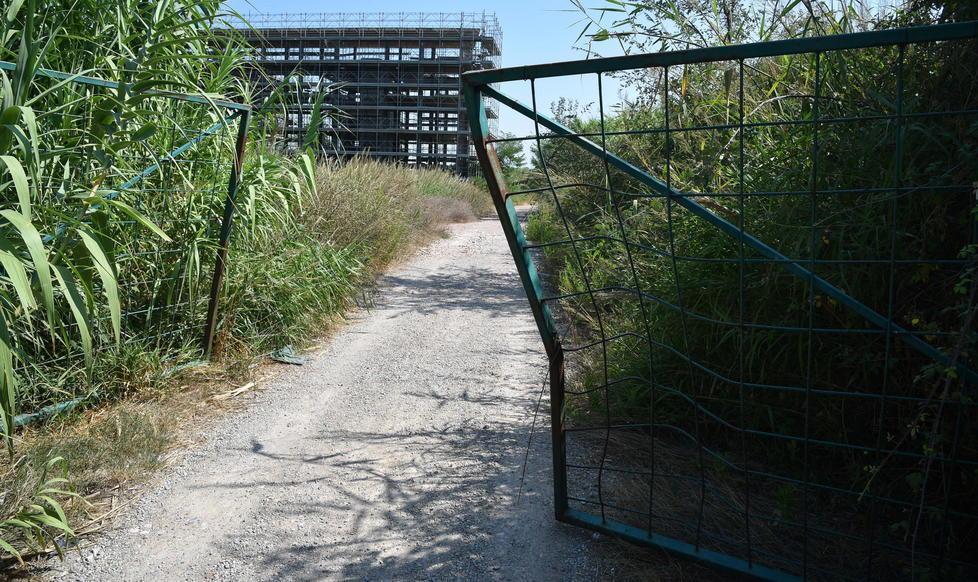 Il cancello d’ingresso è stato troncato 