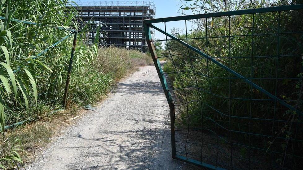 Il cancello d’ingresso è stato troncato