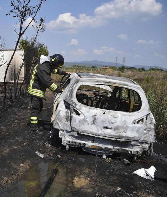Le fiamme distruggono terreni, orti e vettura