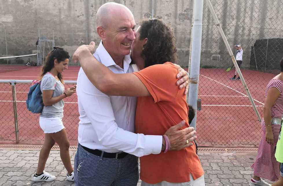 L’abbraccio tra il sindaco e Igor Protti a La 10