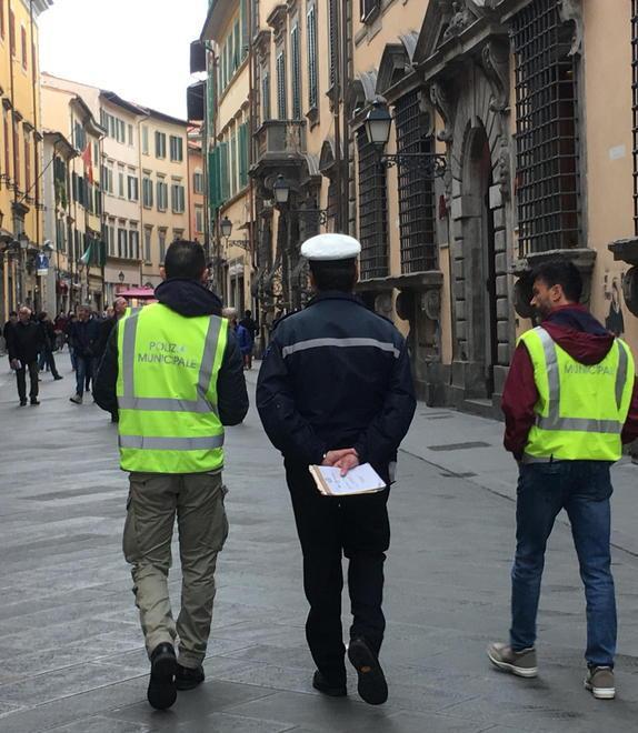 Manganello e spray ai vigili urbani Ma i pantaloni e la camicia non ci sono 