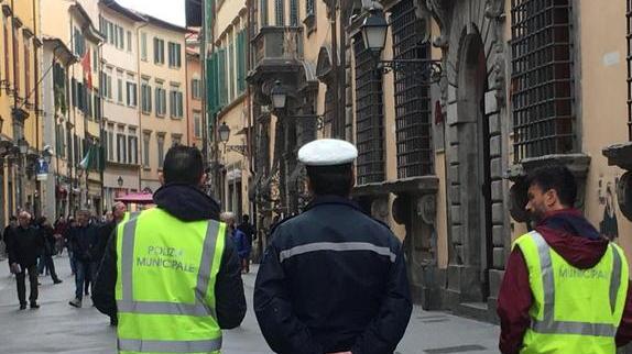 Manganello e spray ai vigili urbani Ma i pantaloni e la camicia non ci sono