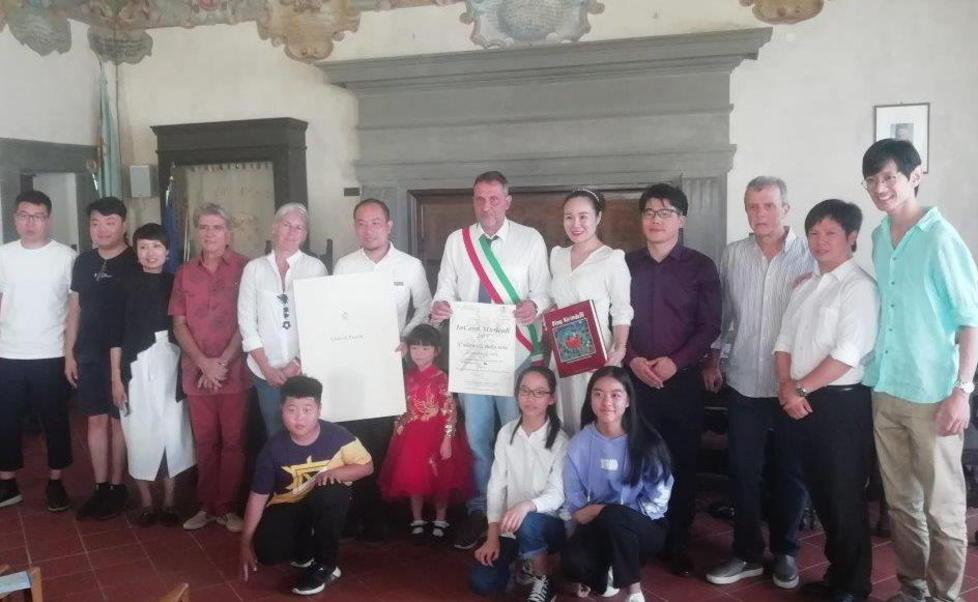Scuola di musica di Nanchino ricevuta in sala consiliare
