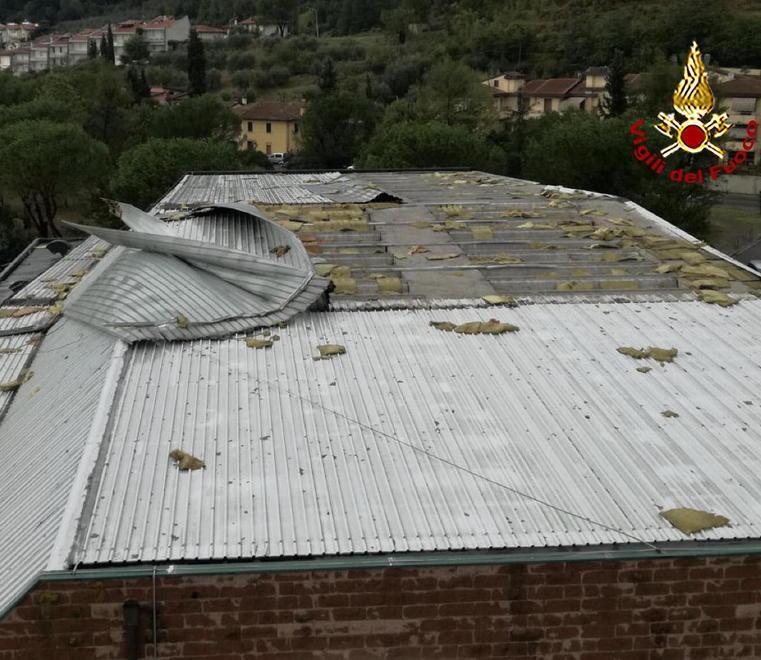 La tromba d’aria spazza via il tetto del palazzetto dello sport 