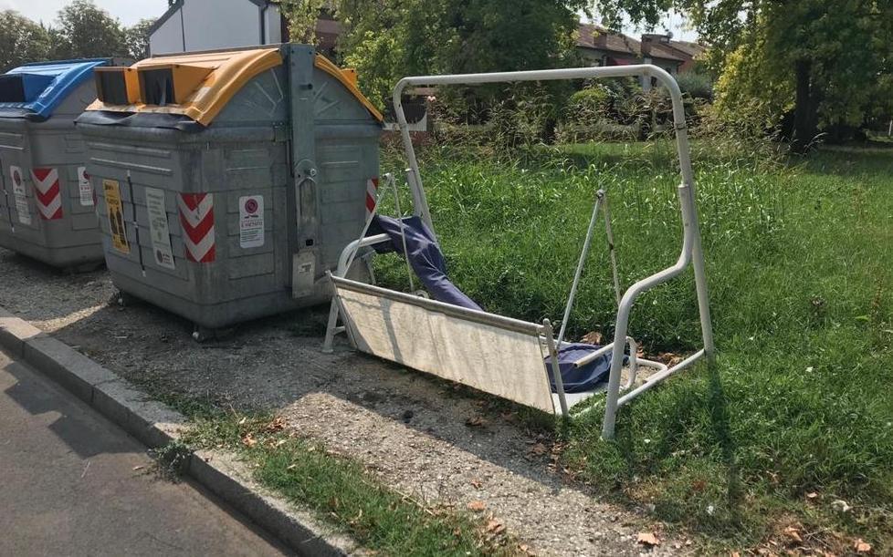 Anche il dondolo tra i rifiuti