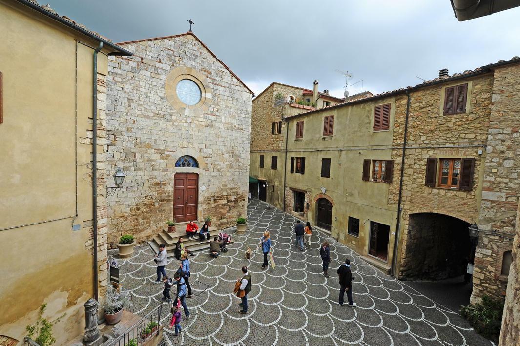 Un'altra estate: un giovane Leonardo guida i visitatori nel borgo di Bibbona 